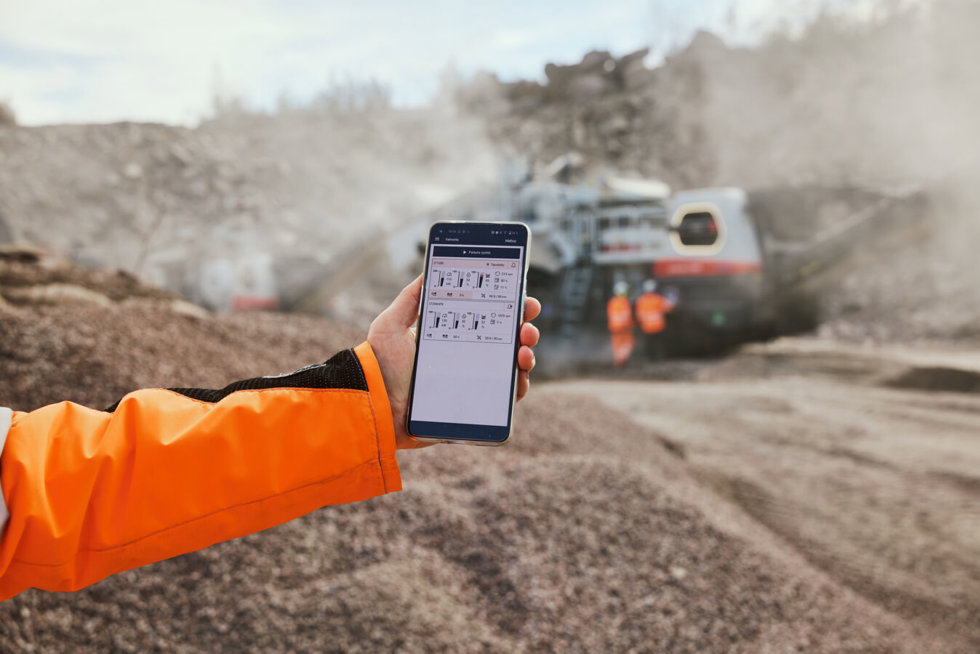 Remote IC app used on site to monitor the mobile crushing process and react quickly to alarms.