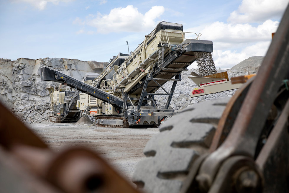 Den mobila käftkrossen Lokotrack® LT120™ används som primärkross och den mobila konkrossen Lokotrack® LT330™ används som sekundärkross.