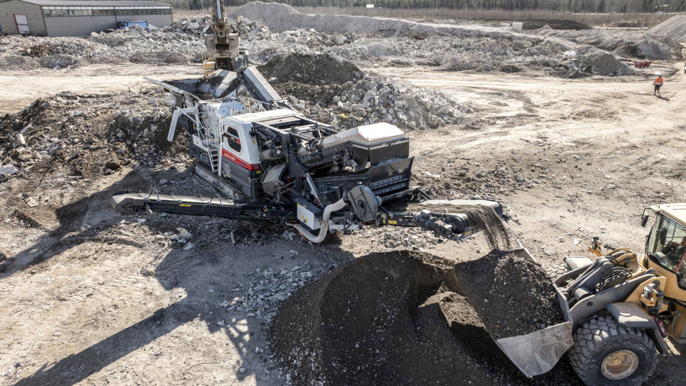 Diesel-electric Lokotrack LT400RS mobile impact crusher working at a construction and demolition waste recycling site.