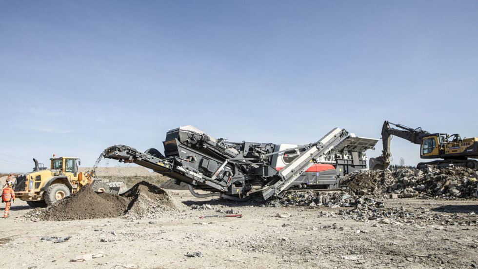 Lokotrack LT400RS mobile impact crusher producing several sizes of recycled concrete aggregate.