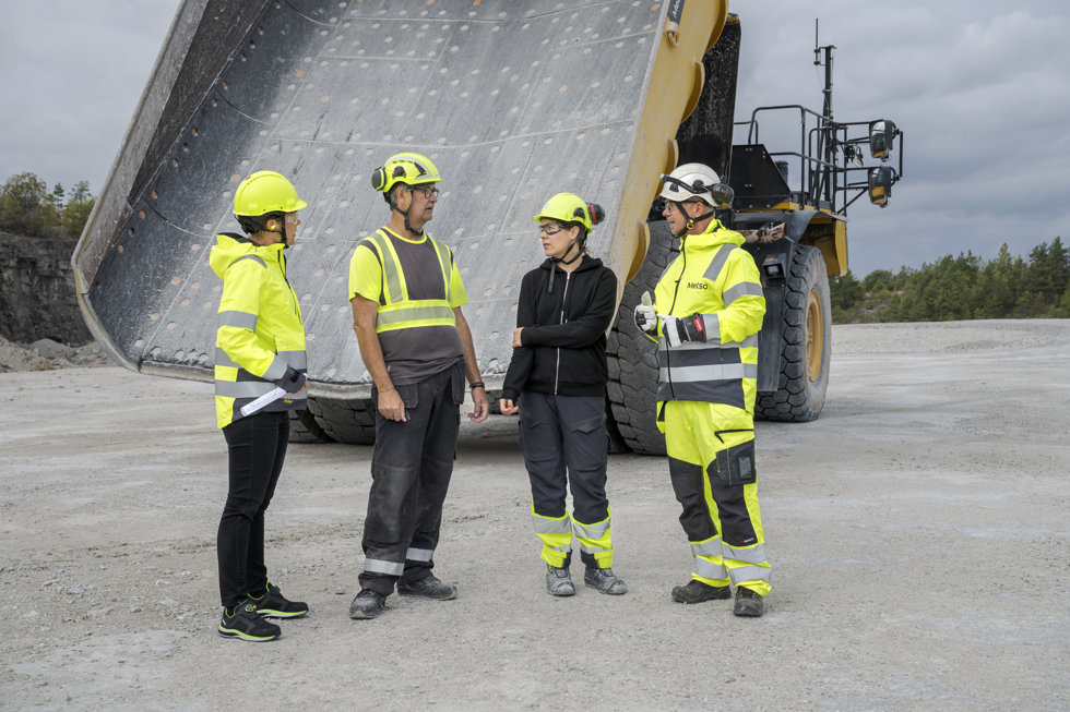 Metso’s team in discussion with truck operator Lisa Tomtlund and Joel Pettersson, Health and Safety Manager at Nordkalk.