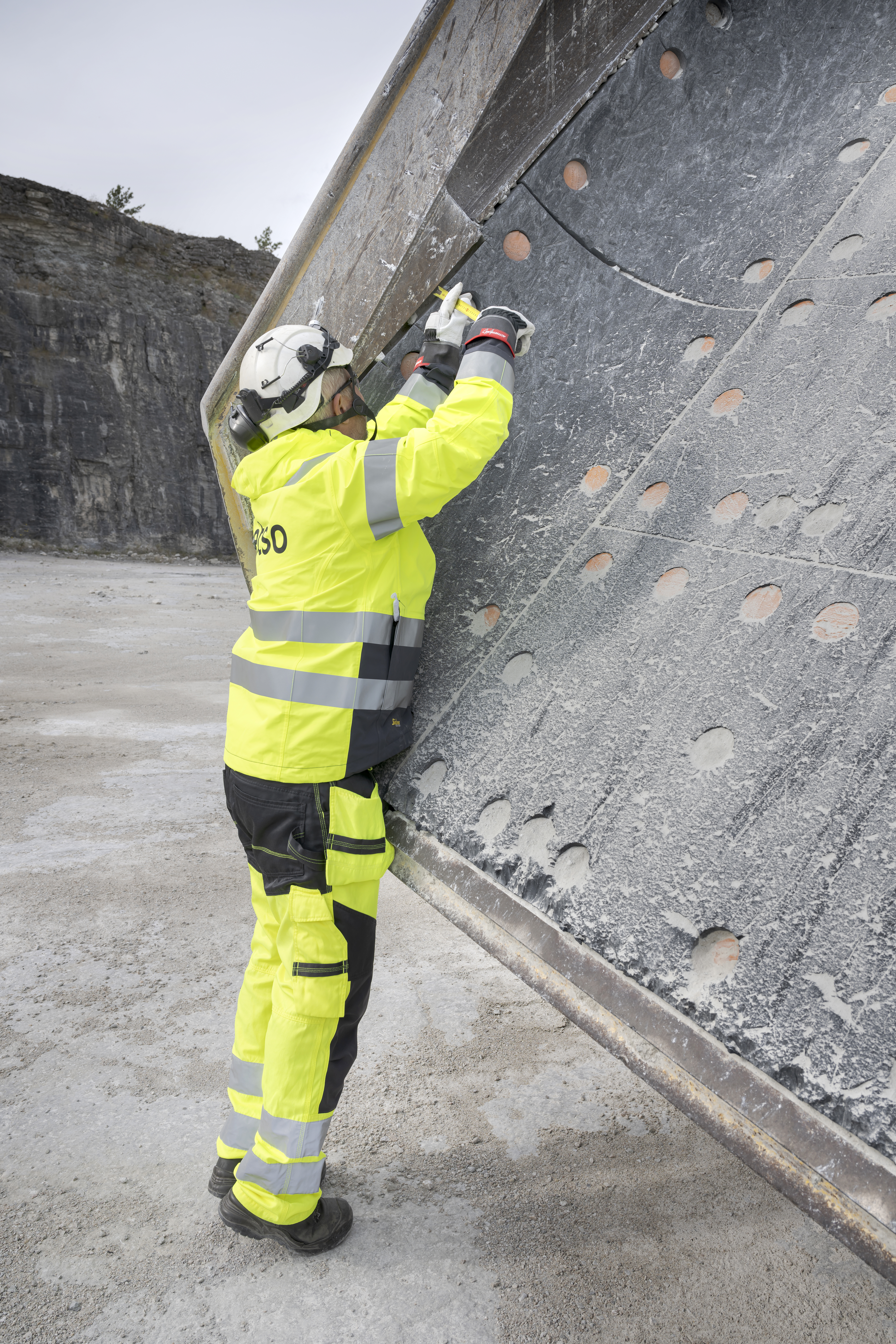 Henrik Persson, Product Manager at Metso, inspects the rubber lining in Nordkalk’s Metso Truck Body, which has been in use for approximately 7,000 hours.