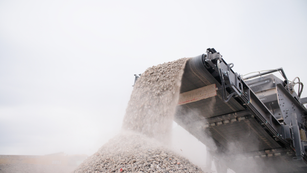 El Lokotrack® LT1213S está perfectamente equipado para triturar y cribar RCDs, separando los metales y los materiales ligeros como plásticos.