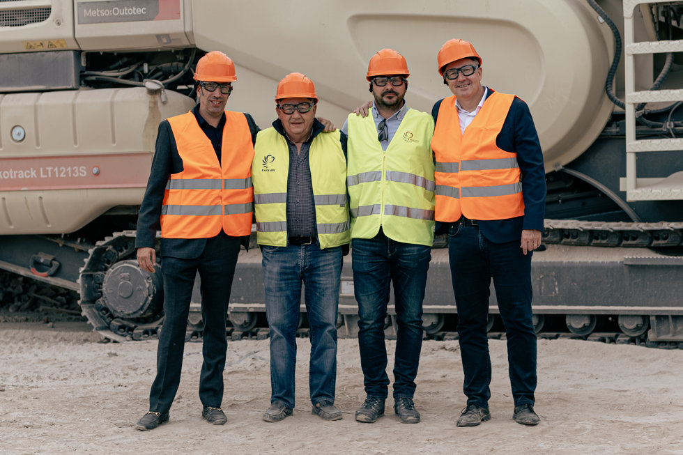 De izquierda a derecha: Juan Rodríguez, HJM; Juan Camacho, propietario de Recicam; Juan Manuel Camacho, hijo del propietario de Recicam; y Renaud Lapointe, Metso.