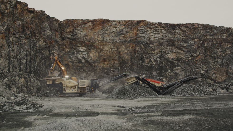 The hybrid diesel-electric Lokotrack® LT120E™ jaw crusher powers both the jaw and the ST2.8E scalping screen at Balhald quarry, Norway.