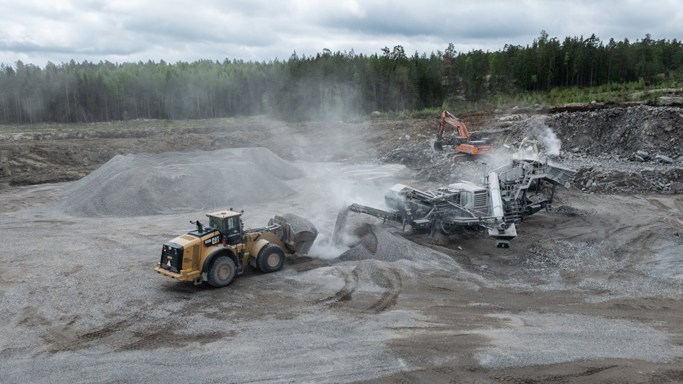 Even material flow from a Lokotrack LT200HPX supported by Remote IC Adaptive Feed Control.