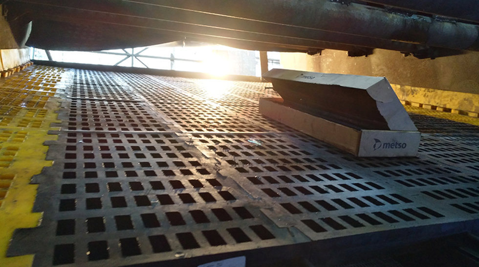 Shenchuan Mining replacing screen media with Metso panels.