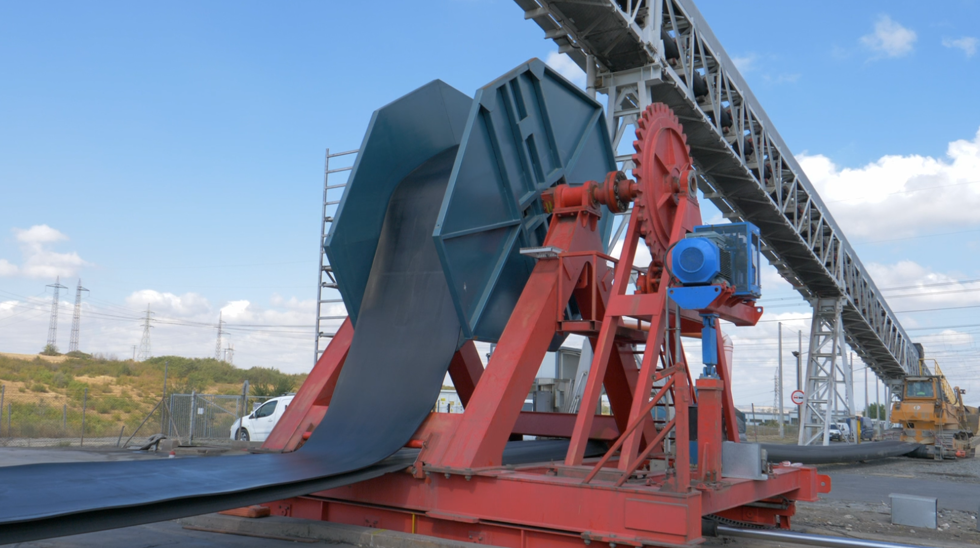 500m long conveyor belt being pulled into the installation