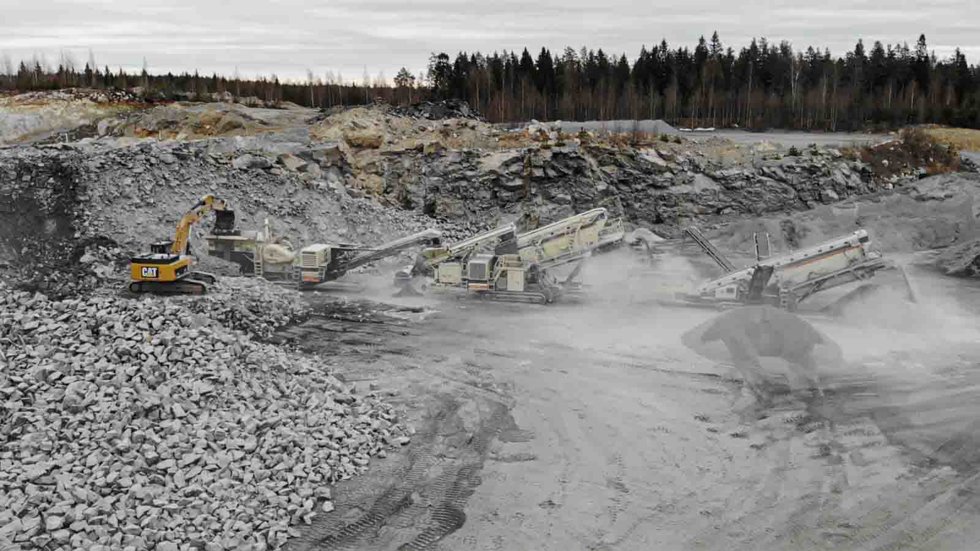 Käftkrossen Lokotrack® LT120™, konkrossen Lokotrack® LT330D™ och sikten Lokotrack® ST4.10™ är en mångsidig kombination.