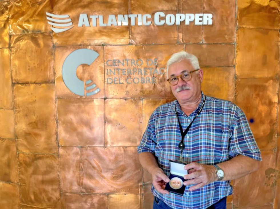 Miguel Palacios was awarded with the Flash Smelting Ambassador 2023 medal