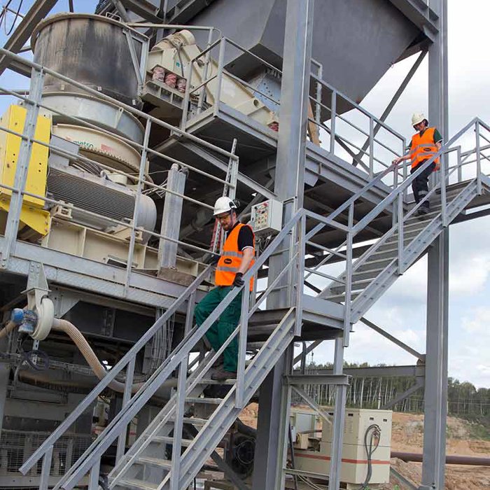 Two Metso experts on crushing site