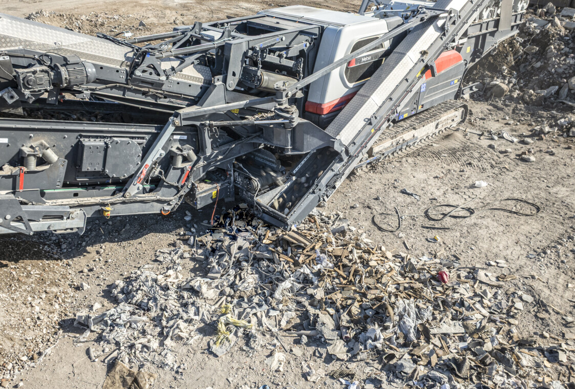 LT400RS crushing concrete waste and aggregates recycling