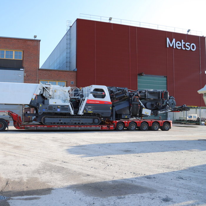 LT400RS mobile impact crusher transport in one piece or screen separately