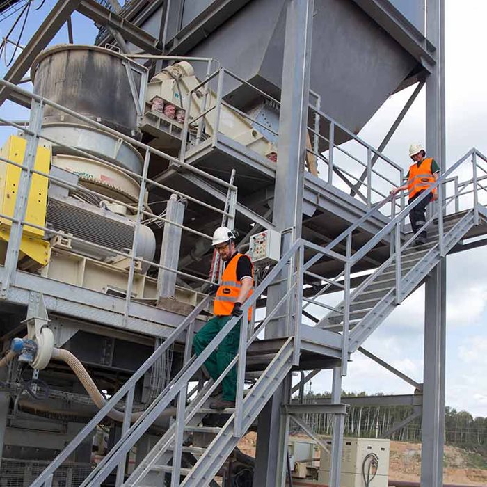 Two Metso experts on crushing site