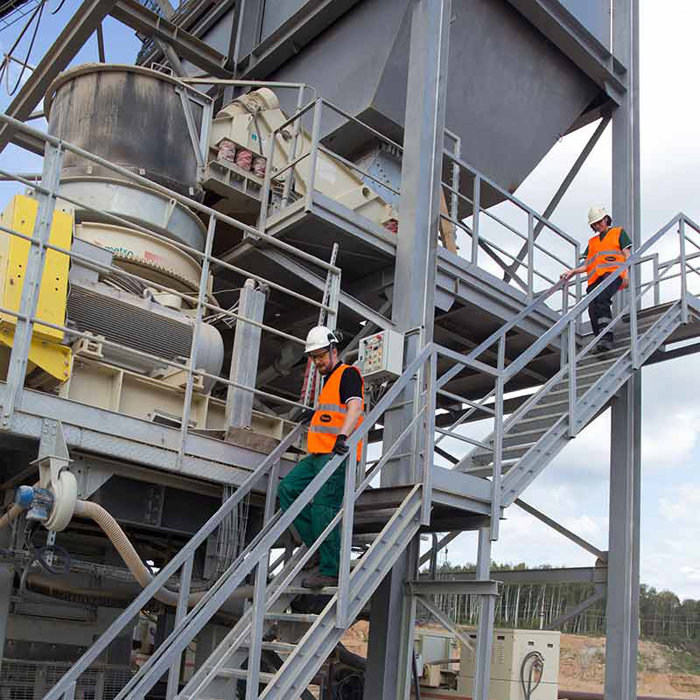 Zwei Experten von Metso auf der Brechanlage