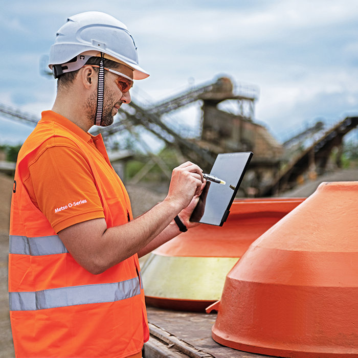 Metso Expert neben einem O-Series Brechwerkzeug