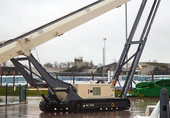 Förderer mit Raupenfahrwerk.