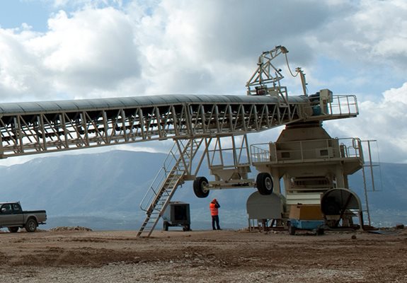 Wheel-mounted conveyors can be used in mobile stacking and conveying.