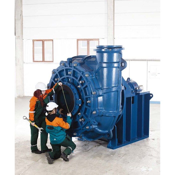 Experts looking at Metso MD slurry pump.