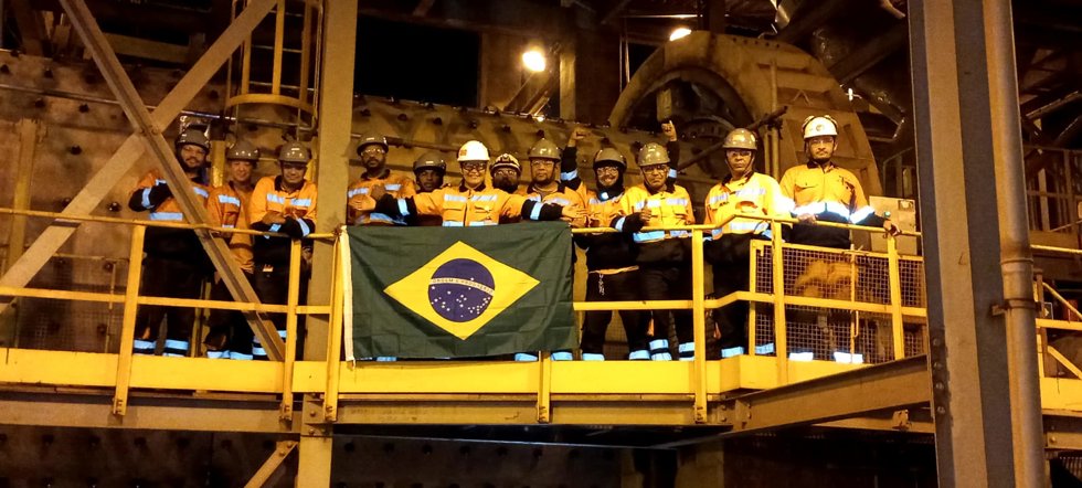 Equipe de serviços na conclusão da troca de revestimento de moinhos