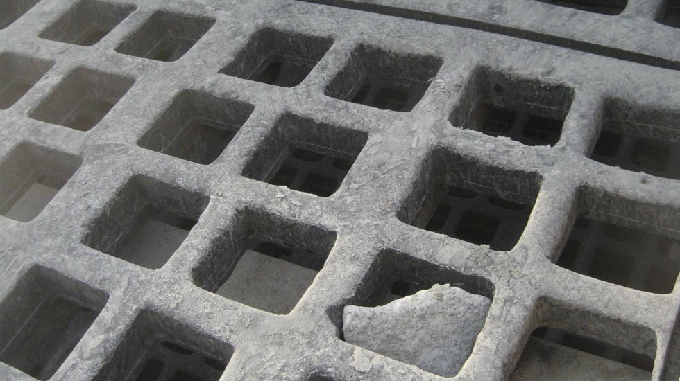 Screening media apertures above cross beam