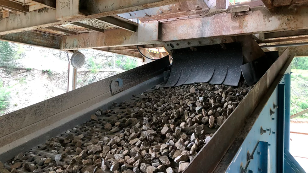 Uneven material distribution on screening media