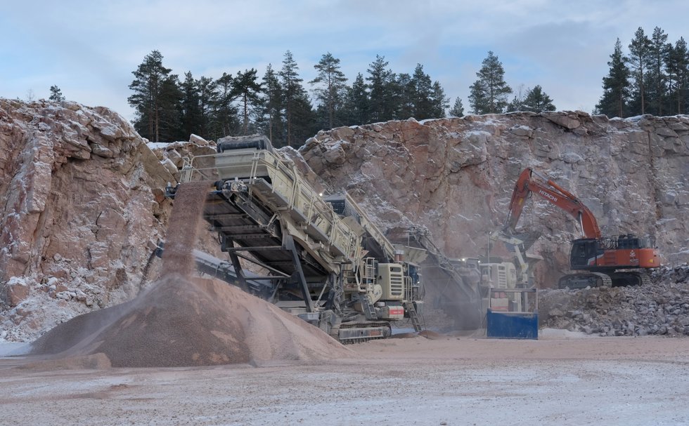 Lokotrack LT120E-esimurskaimesta ja LT330D-välimurskain-seulayhdistelmästä koostuva kaksivaihelaitos mahtuu töihin myös ahtaissa kohteissa.